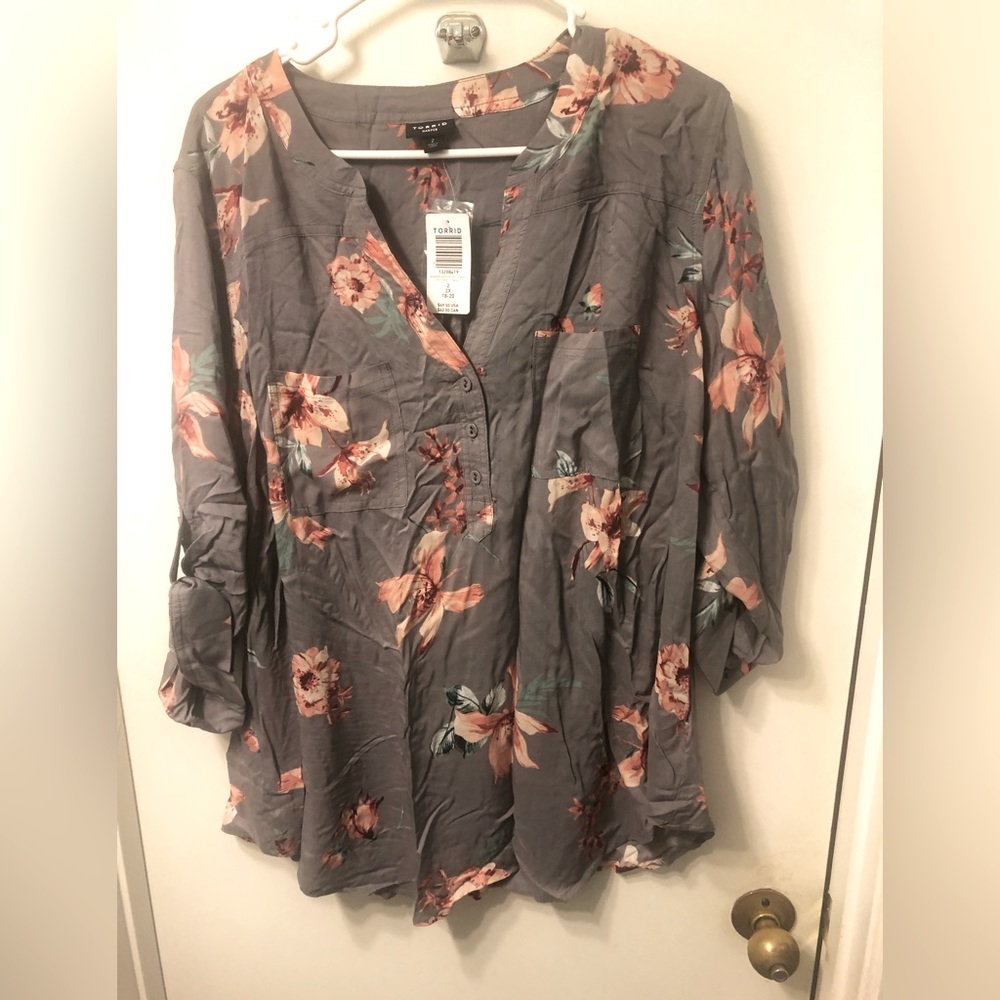 Mid Length Sleeve - Torrid - NWT - Size 2 - Floral Top